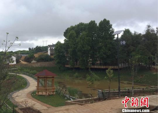 圖為正在建設(shè)的景觀池塘。 張丹 攝